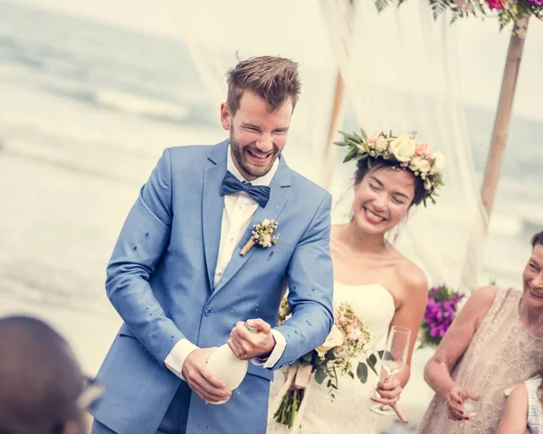 Sahilde düğün töreninde genç çift