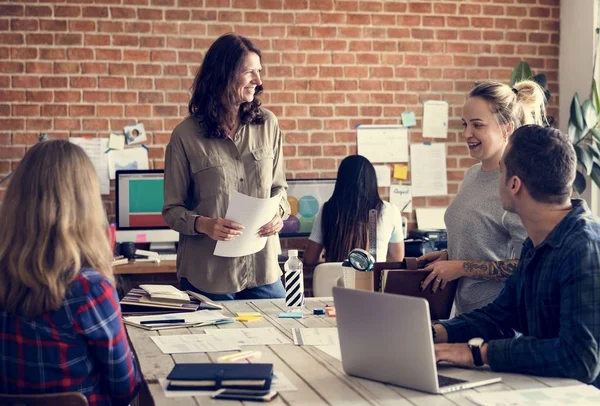 Groep Van Creatieve Mensen Die Vergadering Bij Opstarten Kantoor — Stockfoto