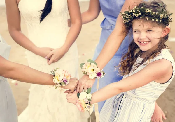 Pequena Dama Honra Casamento Praia — Fotografia de Stock