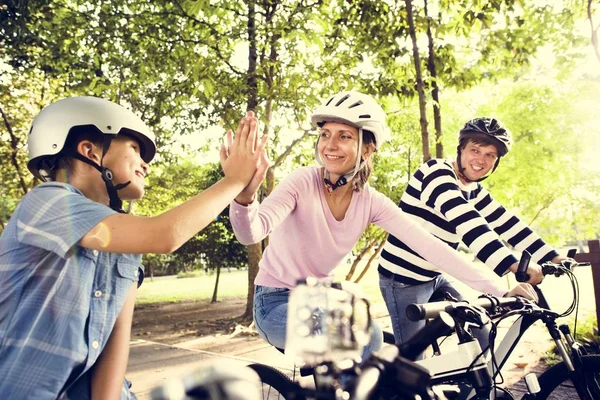 Aile parkta Bisiklete binen