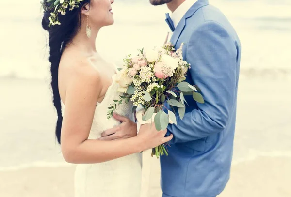 Casal Jovem Casar Praia — Fotografia de Stock