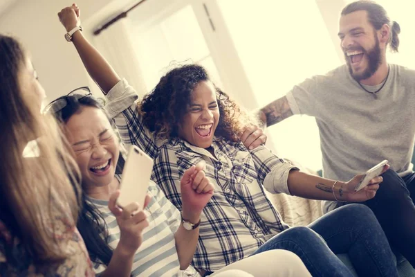 Cep telefonunda oyun oynama çeşitli Arkadaş grubu