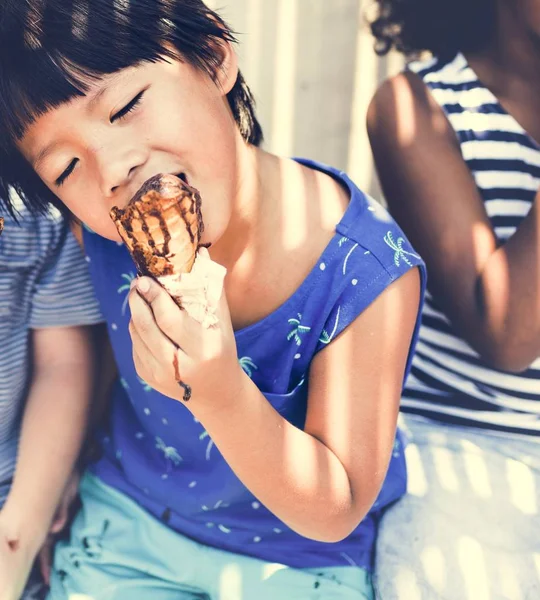 アイスクリームを食べるアジアの少年 — ストック写真