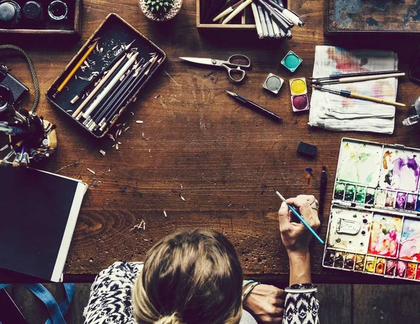 Onun çalışma alanı oturan sanatçı