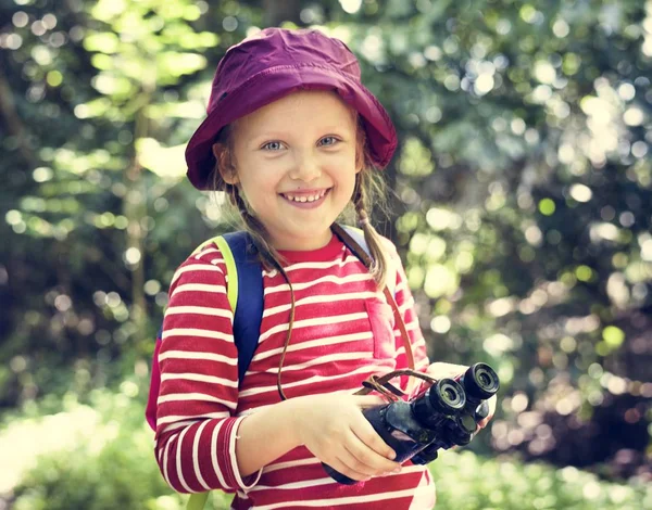 Potret Gadis Kecil Tersenyum Memegang Teropong Hutan — Stok Foto