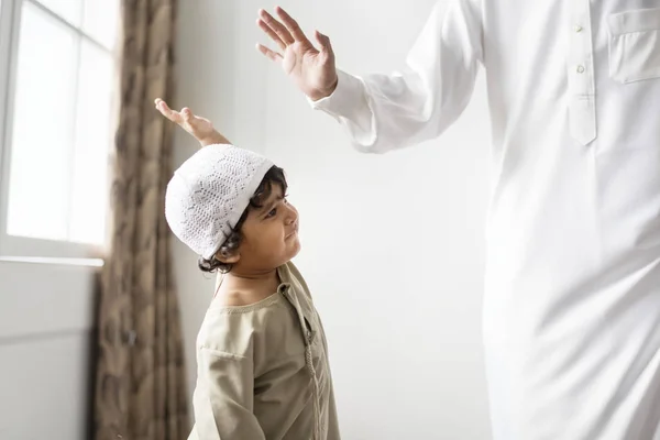 Ragazzo Musulmano Dando Alto Cinque — Foto Stock