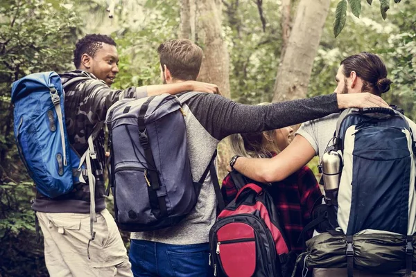 Amigos Caminhando Uma Floresta — Fotografia de Stock