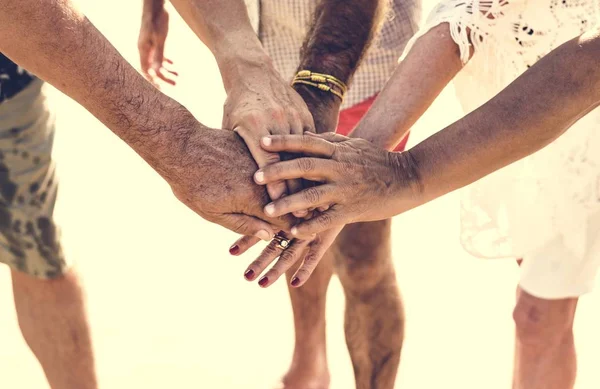 Grup üst düzey arkadaşıyla birlikte eller istifleme