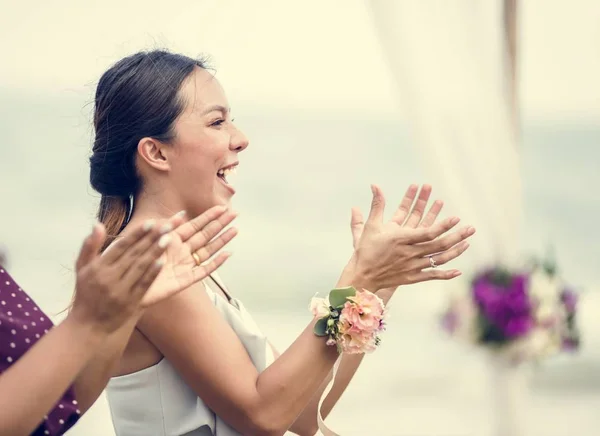 Convidados Casamento Batendo Palmas Para Noiva Noivo — Fotografia de Stock