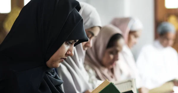 Muslim Wanita Berdoa Postur Tashahhud — Stok Foto