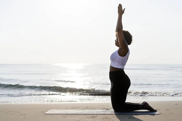 Mujer Afroamericana Practicando Yoga Playa — Foto de Stock