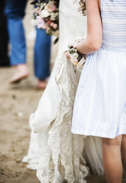 Menina Flor Segurando Vestido Noiva — Fotografia de Stock