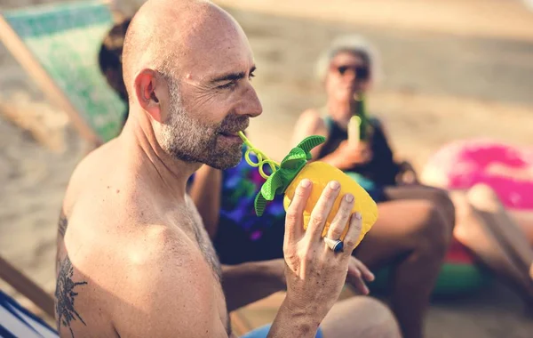 Teman Senior Nongkrong Pantai — Stok Foto