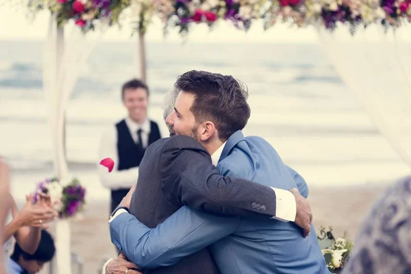 Dois Homens Abraçando Cerimônia Casamento — Fotografia de Stock