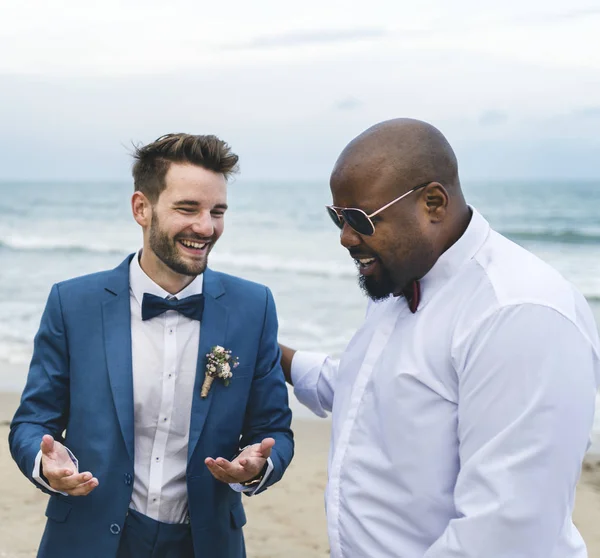 Damat ve sağdıç sahilde