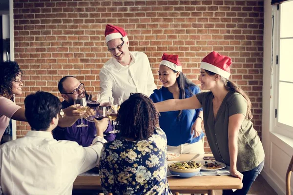 Amici Che Festeggiano Vacanza Insieme — Foto Stock