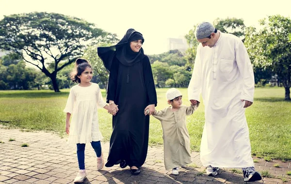 Muslim Keluarga Memiliki Waktu Yang Baik Luar Ruangan — Stok Foto