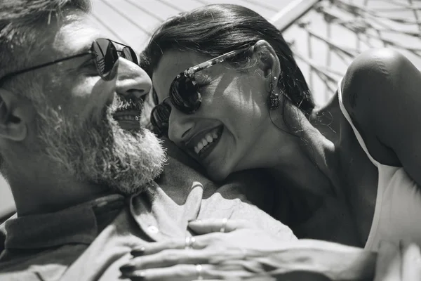 Birlikte bir hamakta dinlenme çift