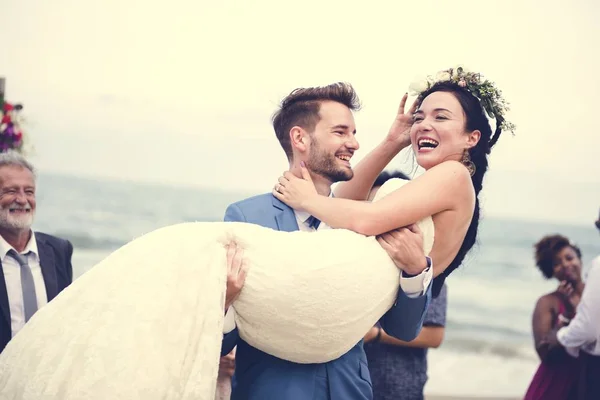 Ungt Par Ett Bröllop Stranden — Stockfoto