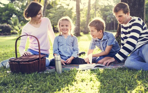 Parents Enfants Assis Sur Une Couverture Pique Nique Avec Panier — Photo