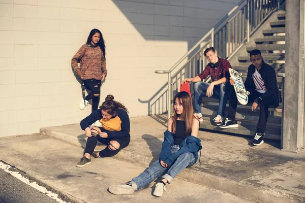 Grup okul arkadaşlar açık havada yaşam tarzının ve sonra okul mekân kavramı