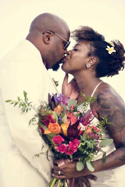 Afrikanisches Amerikanisches Paar Küsst Sich Auf Ihrer Hochzeit — Stockfoto