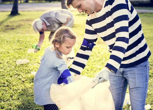Dzieci Zbierając Śmieci Parku — Zdjęcie stockowe
