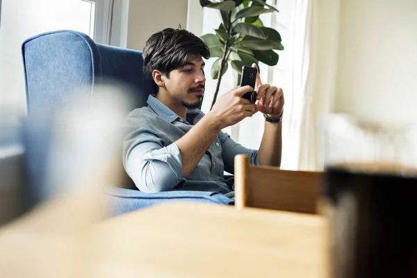 Uomo Che Utilizza Telefono Cellulare — Foto Stock