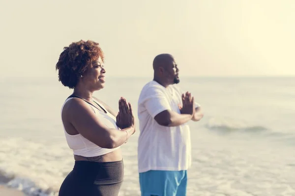 Casal Afro Americano Trabalhando Praia — Fotografia de Stock