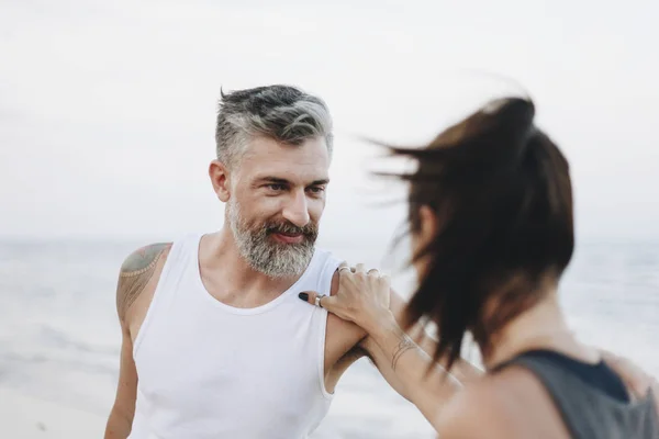 Casal Alongamento Praia — Fotografia de Stock