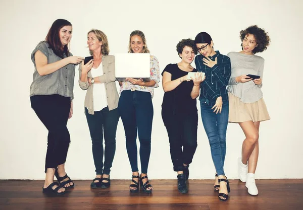 Diverso Gruppo Donne Appendere Fuori — Foto Stock