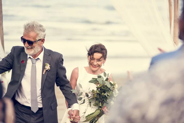 年轻成熟的夫妇在海滩结婚 — 图库照片