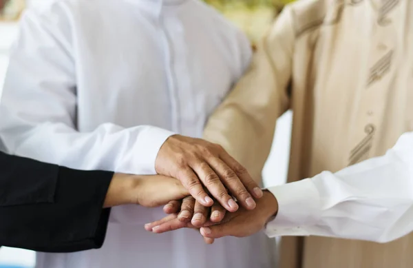 Muslim Kelompok Teman Menumpuk Tangan — Stok Foto