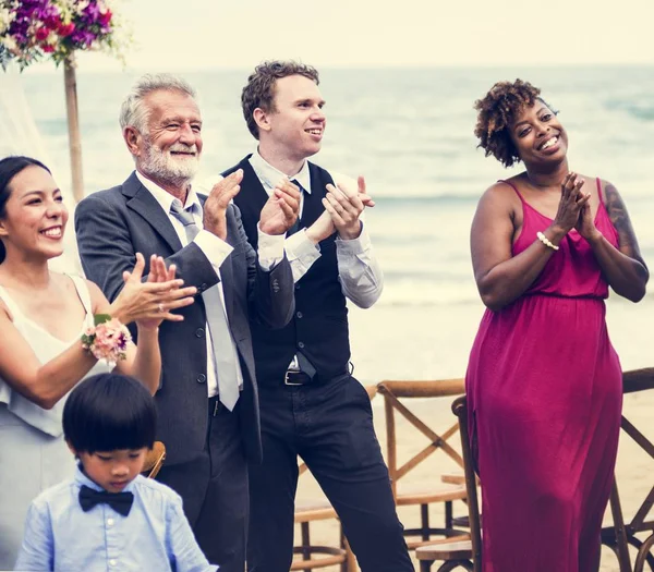 Convidados Casamento Batendo Palmas Para Noiva Noivo — Fotografia de Stock