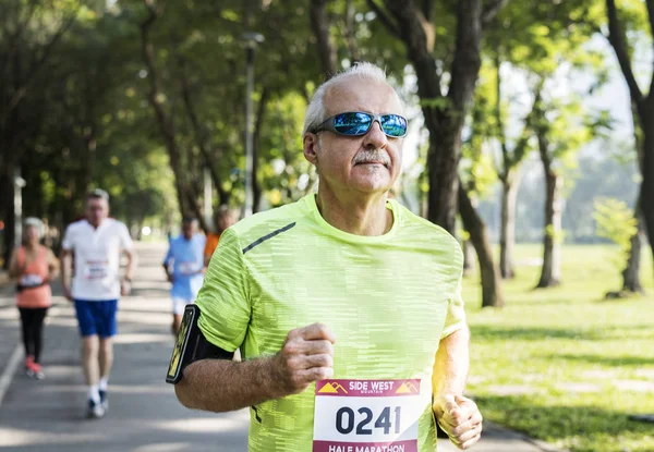 Senioren Laufen Park Mann Mit Brille Gewinnt Rennen — Stockfoto