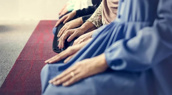 Primer Plano Las Oraciones Los Musulmanes Postura Tashahhud Imagen Recortada —  Fotos de Stock