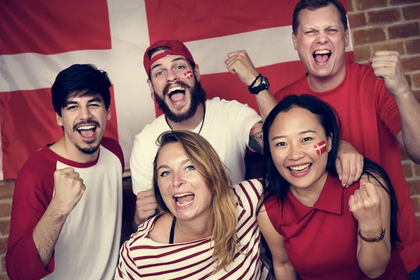 Amigos Torcendo Copa Mundo Com Bandeira Pintada — Fotografia de Stock