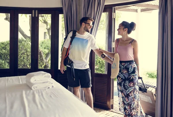 Genç çift bir tatil iade