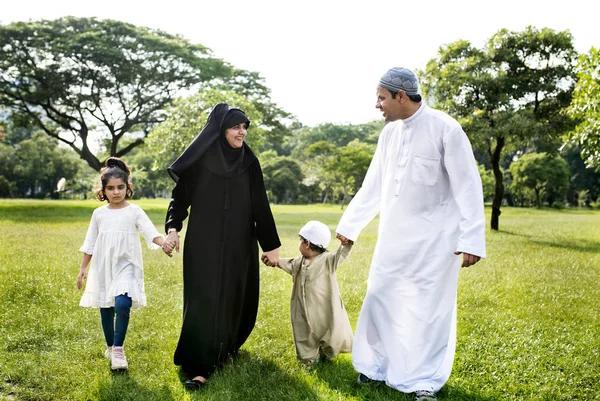 Muslimsk Familj Att Bra Tid Utomhus — Stockfoto