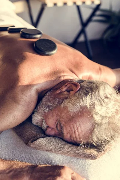 Sıcak taş masajı alma olgun adam