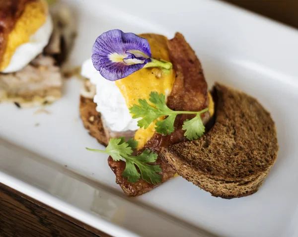 朝食のおいしい卵ベネディクト — ストック写真