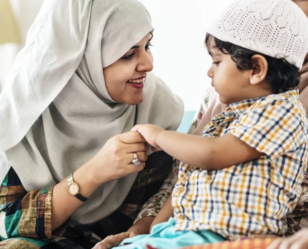 Happy Muslim Ibu Dan Anak — Stok Foto