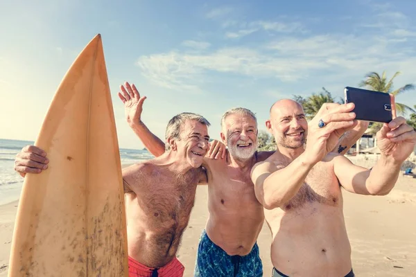 Güzel bir plaj, sörfçü