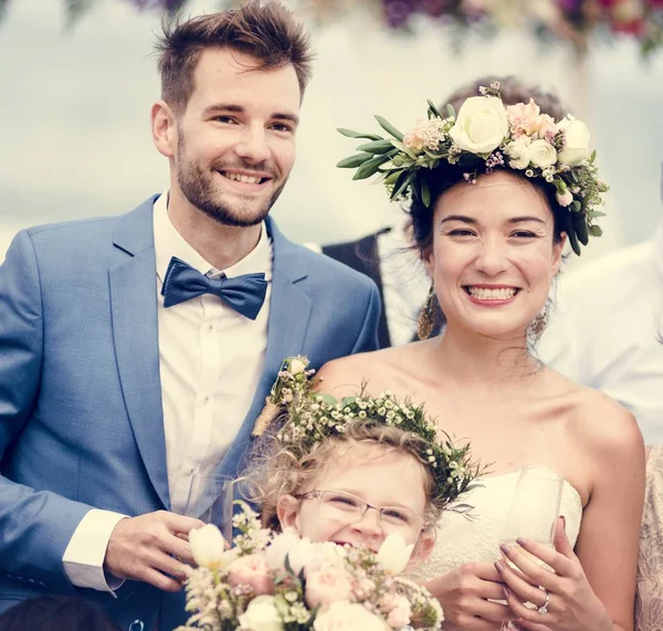 Recém Casados Alegres Cerimônia Casamento Praia — Fotografia de Stock