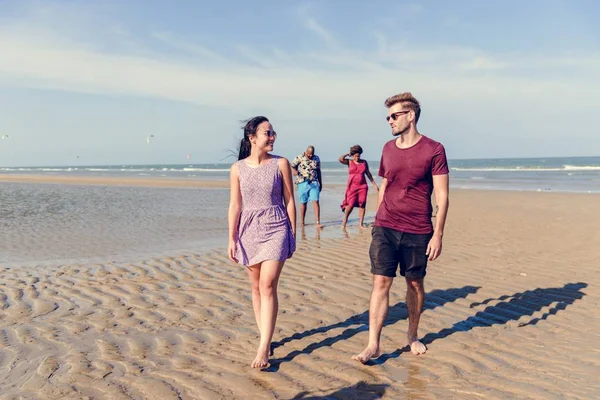 Diversi Amici Divertono Spiaggia — Foto Stock