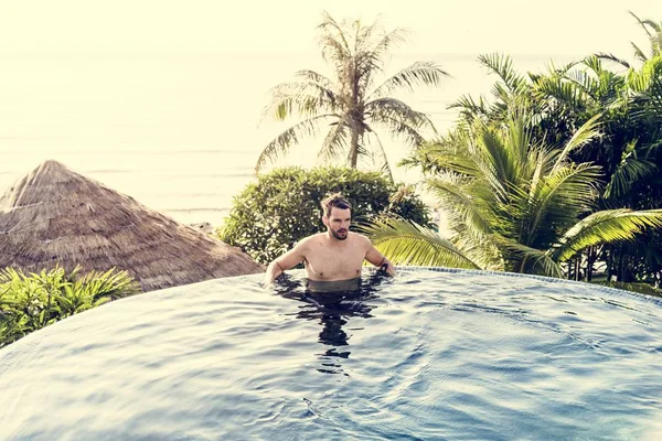 Bonito Cara Relaxante Piscina — Fotografia de Stock