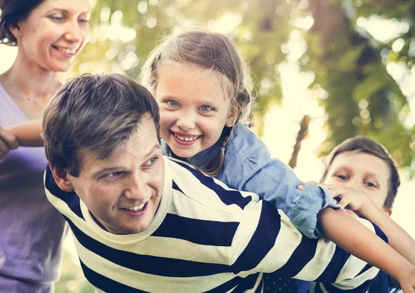 Parkta, Kızı Baba arkasında eğlenmek aile