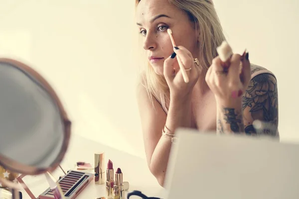 Beautiful Young Woman Doing Eyelashes Makeup — Stock Photo, Image