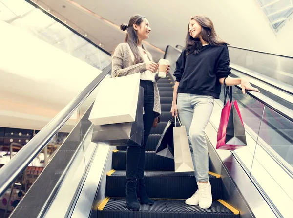 Las Mujeres Disfrutan Concepto Compras — Foto de Stock