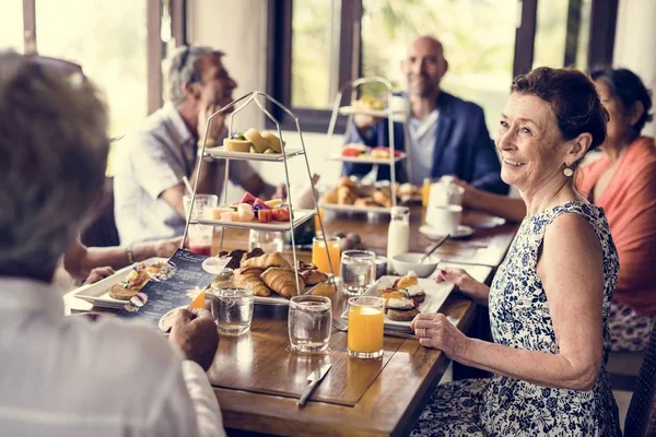 Amigos Desayunando Hotel — Foto de Stock